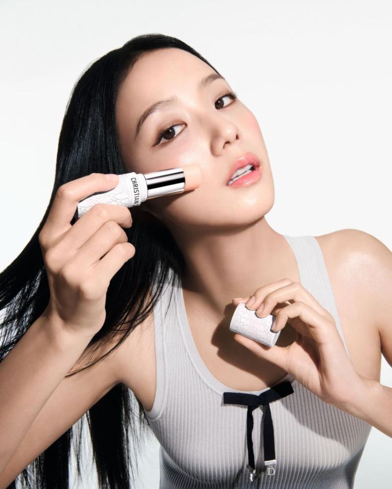 봉긋한 가슴을 탁자에 얹은 블핑 지수 화보
