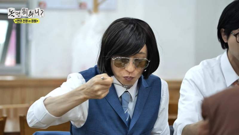 국물 칭찬했는데 사장님 반응에 당황한 유재석.GIF