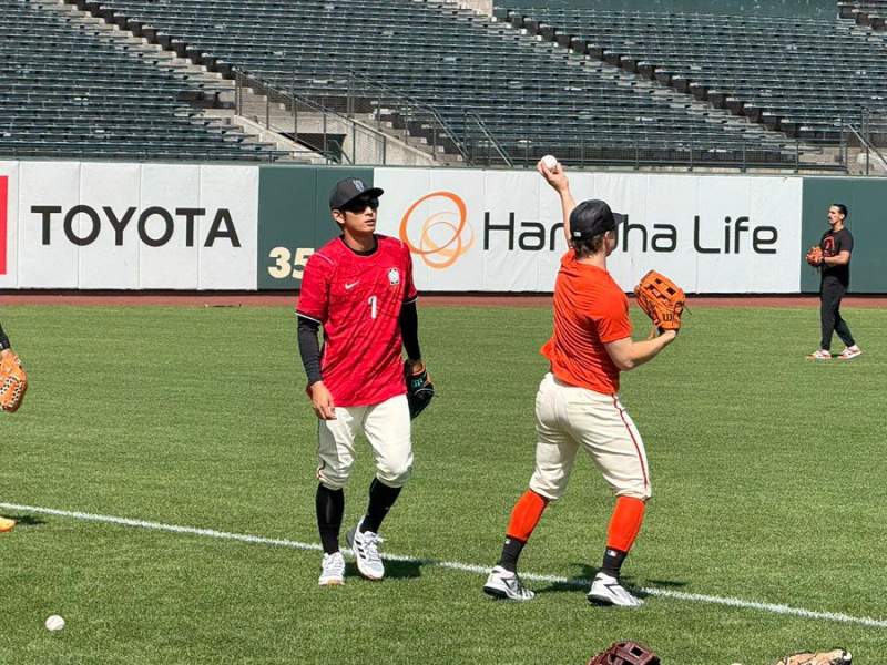 오늘자 손흥민 유니폼 입고 연습 나온 SF 이정후.JPG