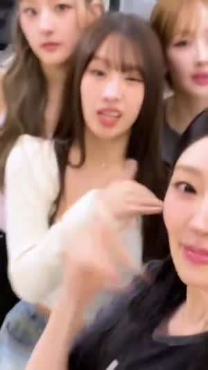 앞으로 숙이면서 달려오는 키오프 나띠 흰티 아찔한 가슴골 방심.mp4