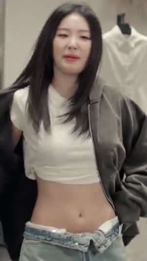 레드벨벳 슬기 크롭 흰티 매끈 복부 배꼽