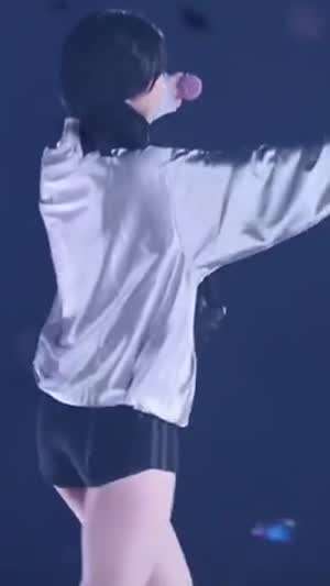 에스파 카리나 블랙 숏팬츠 뒤태.mp4