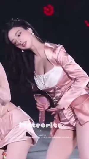살짝 숙여도 골 생성 핑크의상 카리나