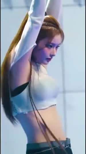 봉긋한 미드+배꼽티 입은 섹시한 엔믹스 설윤