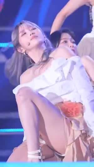 프로미스나인 송하영 바닥안무 하얀 허벅지