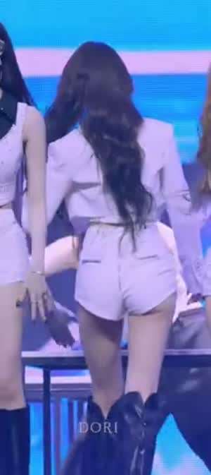 테이블 올라가는 아이브 장원영.뒷지퍼 흰 핫팬츠 학다리