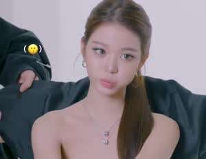 화장품 CF 촬영하는 아이브 장원영 상상력을 자극하는 매끈한 어깨