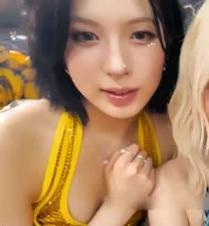 배이 브라질 카니발 노란 반짝이 브라탑 몽실한 가슴골 복부 배꼽.mp4