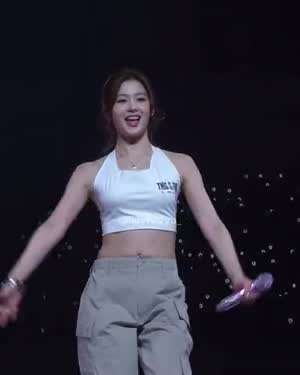 요망한 화이트 홀터넥 크롭 나시 트와이스 사나