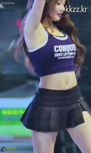 치마에 민소매 크롭 키스오브라이프 벨