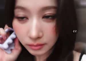 괄사로 얼굴 붓기 빼는 얼빡 사나 ㅋㅋ