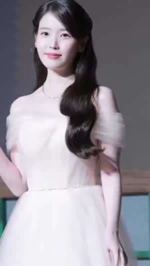 아이유 뽀얀 피부 오프숄더 드레스
