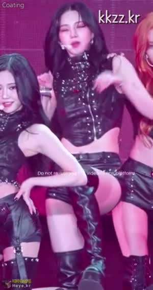 타이트한 가죽 의상 핏 에스파 카리나