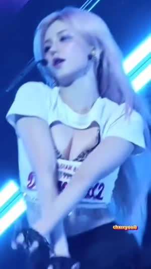 있지 예지의 옹골찬 가슴골