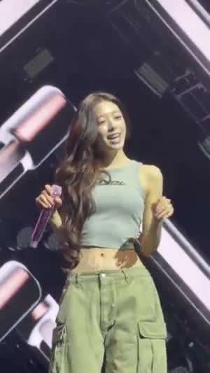상큼한 회색 나시 사운드 체크 타임 ITZY 유나 허리라인