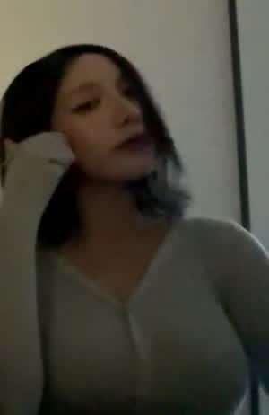 라방 중인 라잇썸 초원 얇은 회색티 저화질을 뚫은 볼륨감