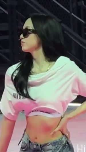 무대에서 실룩거리는 트와이스 미나 화이트 크롭 후드티 우아한 복부 배꼽