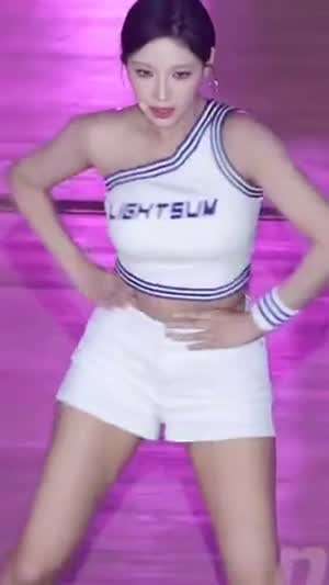 농구장에서 공연하는 라잇썸 초원 원오프숄더 나시 크롭티 묵직한 바운스