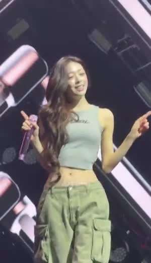 사운드 체크하는 ITZY 유나 회색나시 허리라인