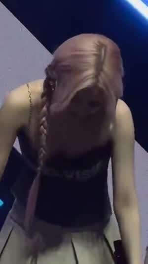 방심하고 인사하는 ITZY 예지 방어하는 손..