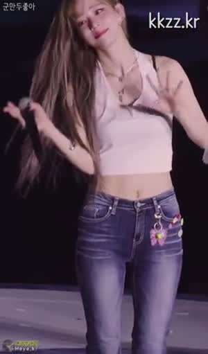 복근 보이는 프로미스나인 이채영