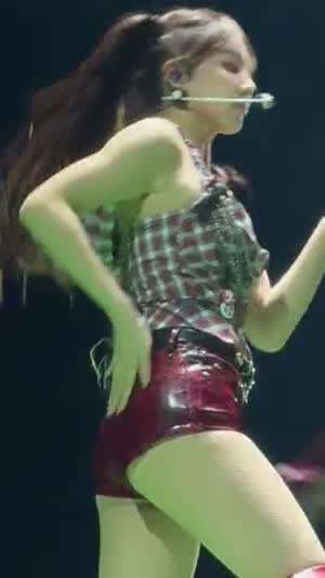 탄탄한 허벅지 에나멜 핫팬츠 체크 후드 트와이스 나연