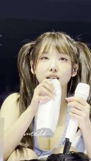 쪼그려 앉아서 물 마시고 소통하는 양갈래 트와이스 나연