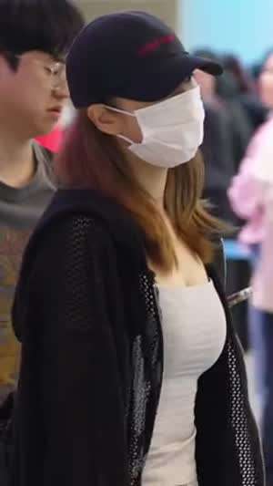 트와이스 정연 공항 패션 회색 나시 가슴골.mp4