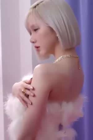 포즈 취하는 은발 비비지 은하 예쁜 등짝 어깨라인