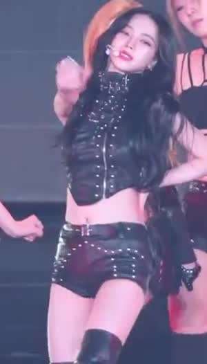 가죽 핫팬츠 검정 속바지 롱부츠 에스파 카리나 탄탄한 허벅지 (2)