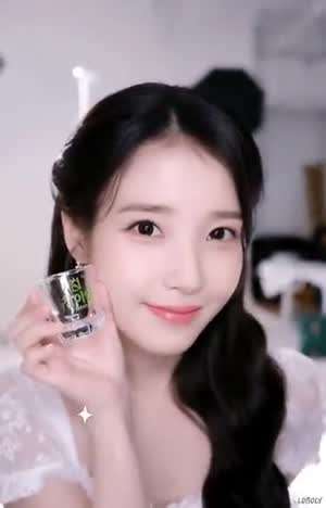 카메라에 짠하는 아이유 . GIF