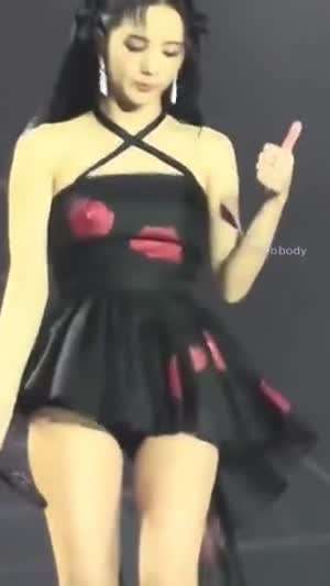 블랙핑크 지수 바람에 펄럭이는 치마 검정 속바지 허벅지