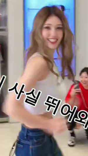 전소미 묵직한 크롭나시