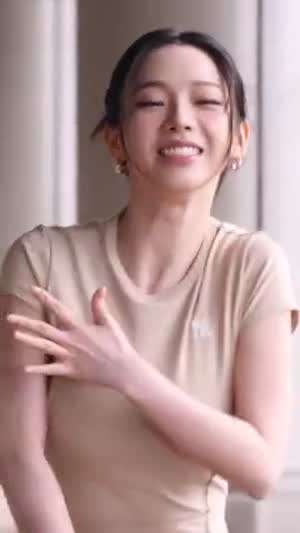 오늘자 아직 춥다는 살색 반팔 크롭티 공항패션 에스파 카리나
