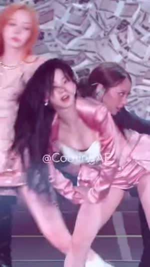 앞으로 숙이는 묵직한 핑크 의상 오사카콘 에스파 카리나