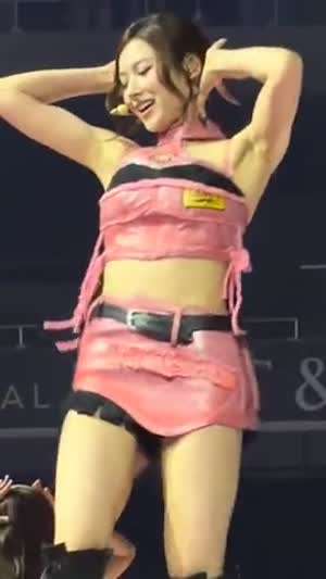 바로 앞에서 본 핑크 코르셋 의상 트와이스 사나 찰진 허벅지