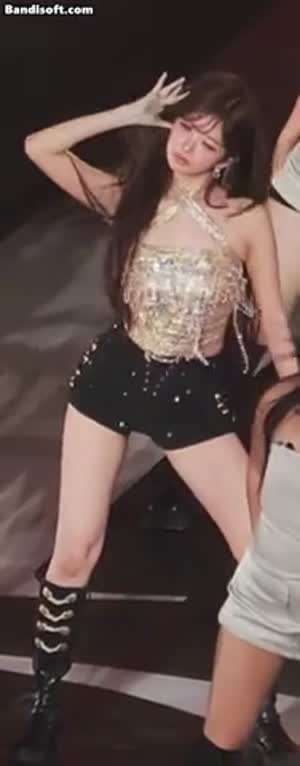 아이브 레이, 몸매 돋보이는 황금 의상...GIF