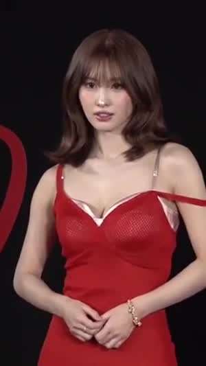 트와이스 모모 어깨끈 흘러내린 빨간 미시룩 드레스