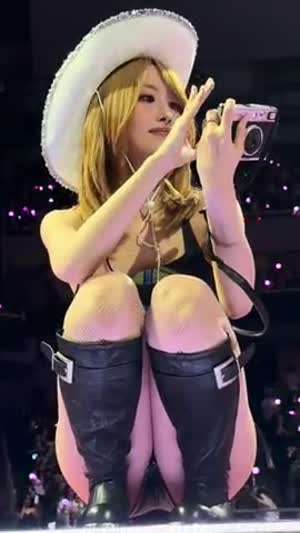 쪼그려 앉아서 팬이 준 카메라로 셀카 찍어주는 트와이스 모모