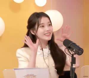 아이유 유인라디오 시즌3 EP.01 . GIF