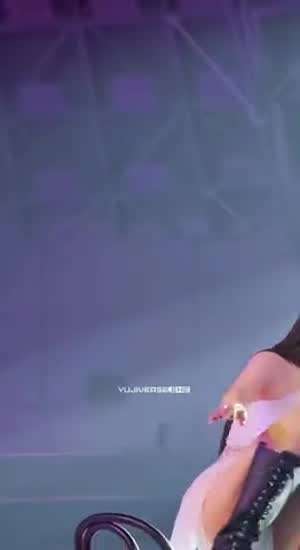 무대 끝에 걸터 앉은 순백색 홀터넥 원피스 에스파 카리나 꿀벅지