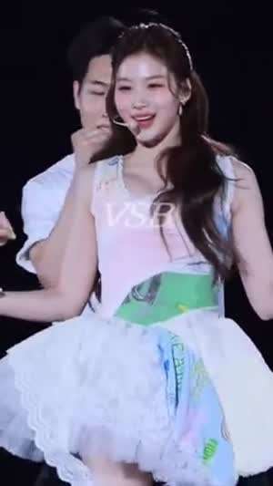 찰랑이는 민소매 원피스 트와이스 사나
