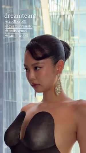 블랙핑크 제니 인스타 독특한 모양 오프솔더 가슴골.mp4