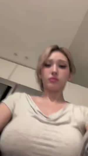 전소미 아래에서 본 묵직 가슴 티셔츠 폭력적인 구도.mp4