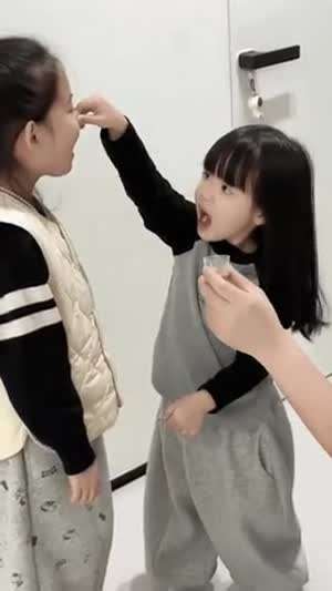언니 약먹는거 도와주는 동생