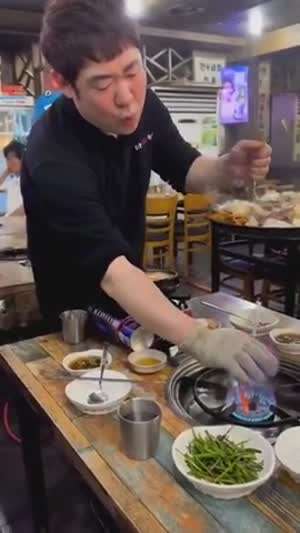퍼포먼스 직전 성호 긋는 식당 아저씨
