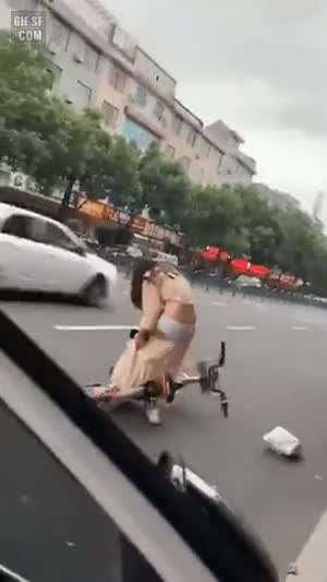 치마입고 자전거타면 안되는 이유