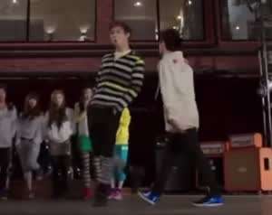 격렬하게 싸우는 고딩 맞짱 영상.mp4