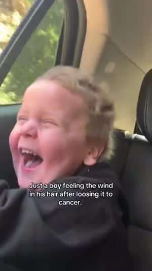 암 완치후 머리카락으로 바람을 느끼는 아이