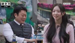 거의 김채연 어깨까지 올라가는 이선민 손목 시계